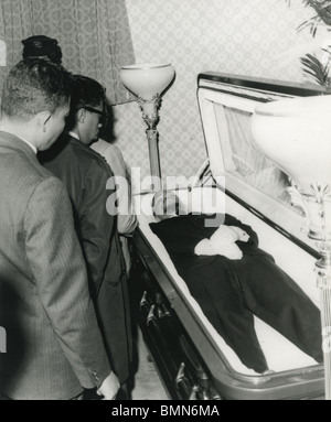 MALCOLM X - chef musulman noir américain après son assassinat en février 1965, son corps fut exposé à l'unité Funeral Home à Harlem Banque D'Images