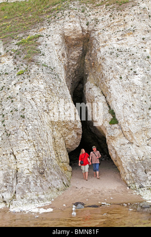 Caverne à une plage de sable près de Portrush, l'Irlande du Nord Banque D'Images