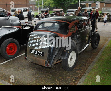 Rallye de voitures Hot Rod. Vieille voiture Morris avec une dédicace à aux membres des Royal Anglian Regiment. Banque D'Images