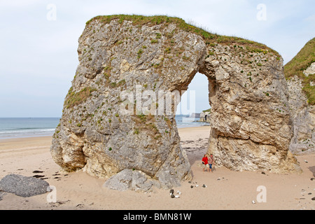 Archway naturel lors d'une plage de sable près de Portrush, l'Irlande du Nord Banque D'Images