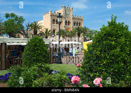 Jour de marché dans la place en face de l'Hôtel de Ville, Ciutadella, Minorque, Baleares, Espagne Banque D'Images