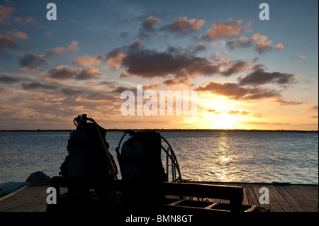 Configuration d'équipement de plongée avec vue sur le coucher du soleil des Caraïbes sur Bonaire Banque D'Images