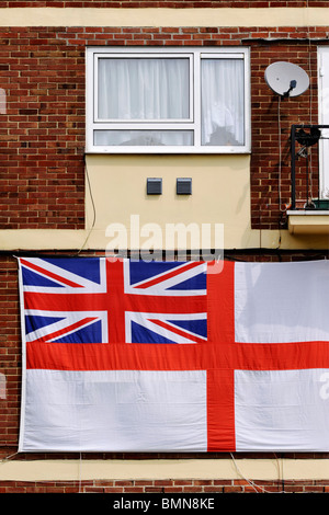 Appartements équipés avec l'angleterre drapeaux et des antennes paraboliques pour la coupe du monde de football Banque D'Images