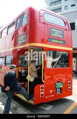 London bus rouge avec des touristes japonais ; les passagers d'entrée par l'arrière ; Routemaster bus à deux étages. Veuillez cliquer ici pour plus de détails. Banque D'Images