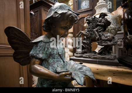 Dans un magasin d'antiquités à la Marche Dauphine, Paris Banque D'Images