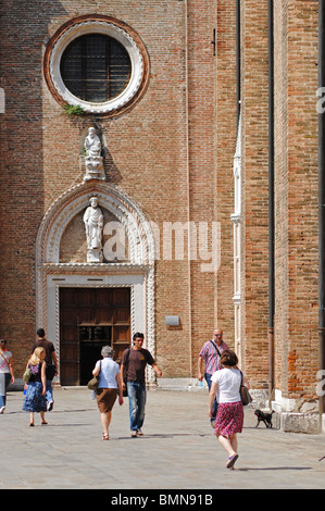 Les gens marcher dans une place par la Chiesa dei Frari à Venise, Italie Banque D'Images