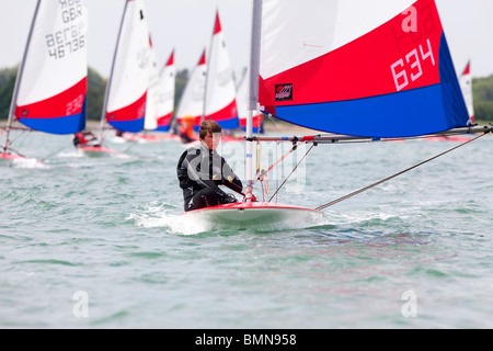 Les courses de canot de la décolleteuse à Chichester Harbour, UK Banque D'Images