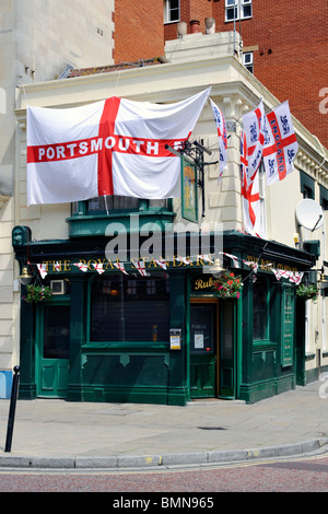 Chambre publique de l'angleterre drapeaux et des antennes paraboliques pour la coupe du monde de football Banque D'Images