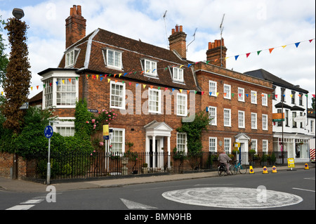 Une rotonde Marlow High street bordée de briques rouges de style géorgien traditionnel construit des bâtiments Banque D'Images