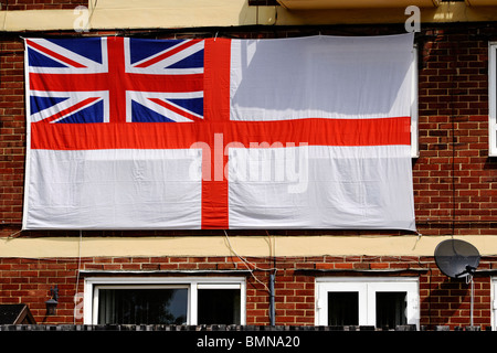 Appartements équipés avec l'angleterre drapeaux et des antennes paraboliques pour la coupe du monde de football Banque D'Images