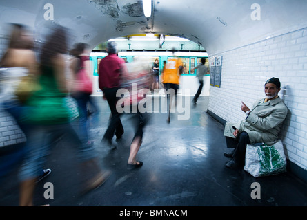 Trafic et un vieux mendiant musulman dans la région métropolitaine, Paris Banque D'Images