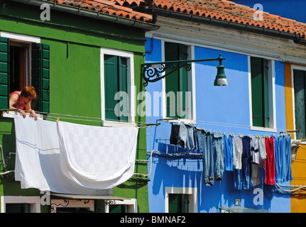 Femme à la fenêtre, Burano, Italie Banque D'Images