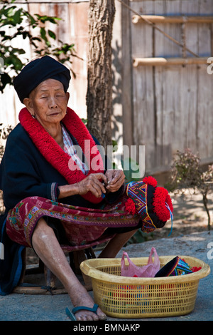 Personnes âgées dame thaïlandaise traditionnelle en costume national, Yeo/Yao, dans le Nord de la Thaïlande. Banque D'Images