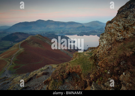 Avis de Derwent Water et Keswick du haut Catbells dans la région des lacs de l'Angleterre Banque D'Images