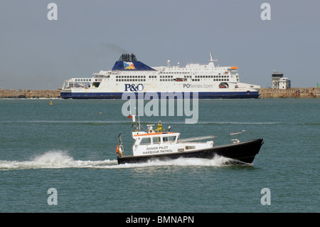 Le port de Douvres et pilote le bateau de patrouille en cours au Dover Harbour Kent Angleterre La P&O envoi est la fierté de Kent un cross channel Banque D'Images