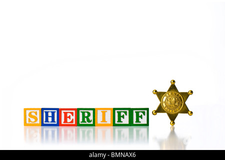 Enfants colorés blocks spelling SHERIFF avec un insigne Banque D'Images