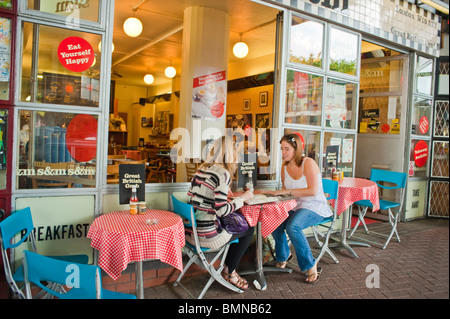 Londres, Angleterre, Royaume-Uni, deux femmes dîner, manger, en anglais Bistro Restaurant on Sidewalk Terrace sur Portobello Road, jeunes adultes en vacances Banque D'Images