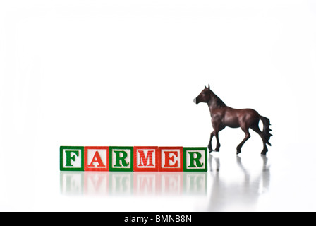 Enfants colorés blocks spelling agriculteur avec un cheval Banque D'Images