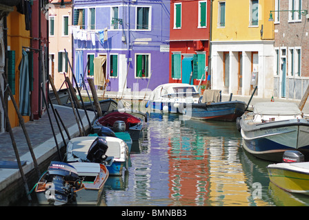 Bâtiments colorés reflètent dans un canal, Burano, italie Banque D'Images