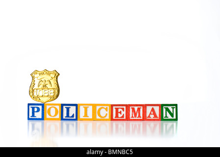 Enfants colorés blocks spelling policier avec un insigne Banque D'Images