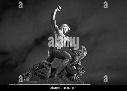 Statue en bronze d'un homme tuant un dragon dans la nuit, une partie de la Liberation Monument group à Budapest. La Hongrie, en Europe Banque D'Images