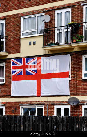 Appartements équipés avec l'angleterre drapeaux et des antennes paraboliques pour la coupe du monde de football Banque D'Images