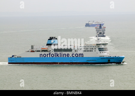 Voyage dans la Manche Norfolkline ferry transmanche Dunkerque Maersk Dover approche & un LD Lines et P&O Ferries Banque D'Images