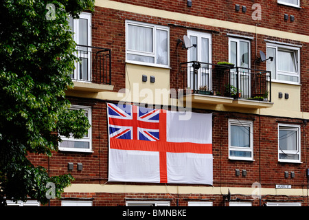 Appartements équipés avec l'angleterre drapeaux et des antennes paraboliques pour la coupe du monde de football Banque D'Images