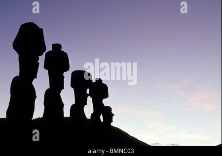 Lever du soleil sur les statues Moai avec topknots (pukao) à l'ahu Nau-Nau Anakena beach- sur l'île de Pâques, Chili. Banque D'Images