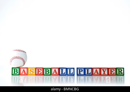 Enfants colorés blocks spelling joueur de baseball avec une balle de baseball en équilibre sur top Banque D'Images