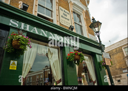 Londres, Angleterre, Royaume-Uni, Old English Pub avant, détail Signe, sur Portobello Road, Shannon Banque D'Images