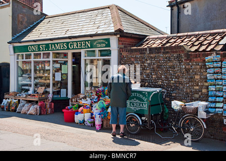 Shop à Southwold vente d'une multitude d'éléments Banque D'Images