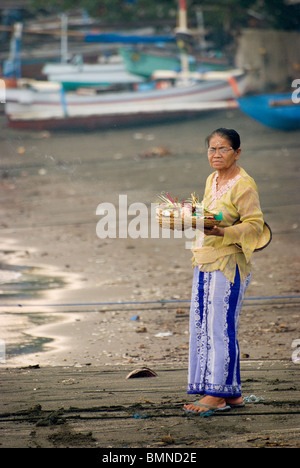 Sur le jour saint de l'hindouisme balinais Kuningan, la population du village d'apporter des offrandes de Pemuteran pour les bateaux de pêche. Banque D'Images