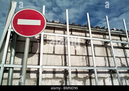 Le rouge et le blanc pas d'entrée panneau routier près du mur de brique dans le temps de midi Banque D'Images