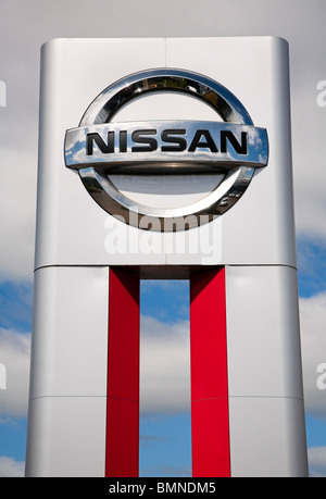 Un concessionnaire Nissan signe. Banque D'Images