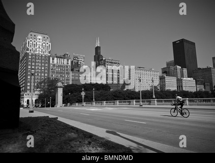 Le centre-ville de Chicago bridge cyclist Banque D'Images