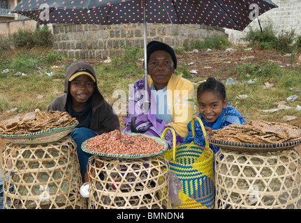 Les vendeurs de bonbons dans un marché de rue dans la région de Fianarantsoa, Madagascar Banque D'Images