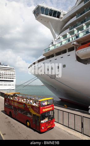 Le P&O cruise ship MS AZURA faisant escale dans le port de Copenhague et une visite de la ville en bus à impériale de passage. Banque D'Images