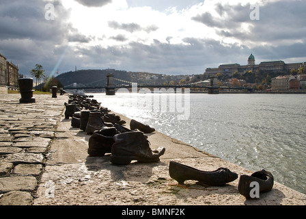 Chaussures abandonnées sur le bord du Danube, Budapest. La Hongrie, en Europe Banque D'Images
