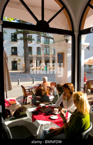 Andalousie, Costa del Sol, Nerja, café en plein air Banque D'Images