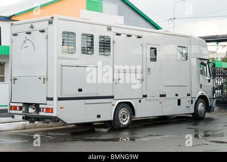 Van cheval pour le transport à l'hippodrome Banque D'Images