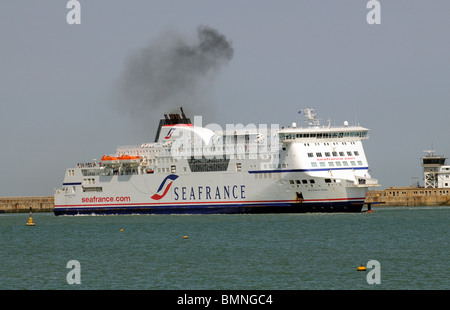 La compagnie Seafrance ferry voiture croisée Rodin manoeuvres dans le port de Douvres Angleterre Kent UK Banque D'Images