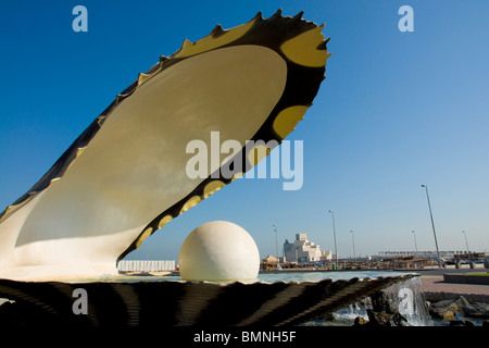 Front de mer de la baie de Doha Sculpture Pearl Oyster Banque D'Images