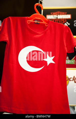 T shirt rouge pour la vente, avec l'emblème de la Turquie, dans le Misir Carsisi Spice Bazaar, Eminonu, Istanbul, Turquie Banque D'Images