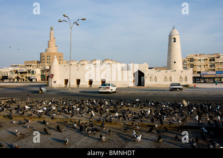 Qatar, Doha Qassim Mosquée et la tour du centre islamique Banque D'Images