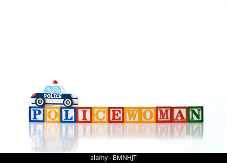 Blocs d'enfants colorés de la police de l'orthographe avec un jouet voiture de police Banque D'Images