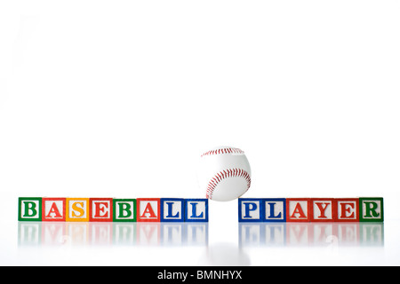 Enfants colorés blocks spelling joueur de baseball avec une balle de baseball en équilibre sur top Banque D'Images