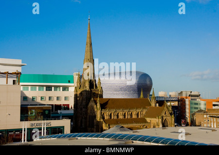 Royaume-uni, Angleterre, Birmingham Selfridges et de jour de l'église St Martins Banque D'Images