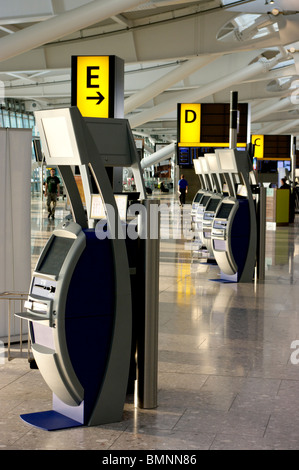 Heathrow Airport Terminal 5, Auto & Banque D'Images