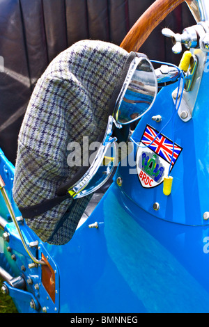 La conduite au volant verres sur une vieille voiture vintage britannique Banque D'Images